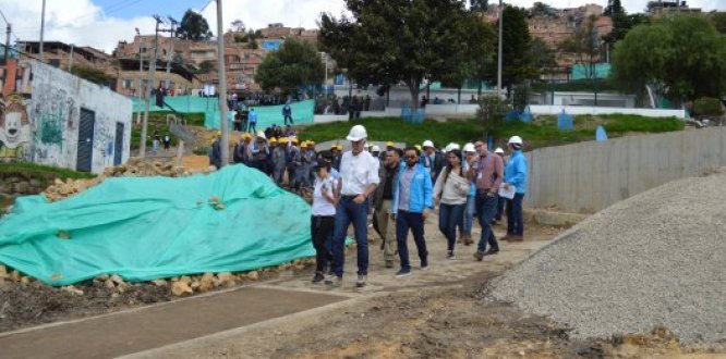 Alcalde Peñalosa entrega canchas y verifica obras en localidad de Rafael Uribe Uribe