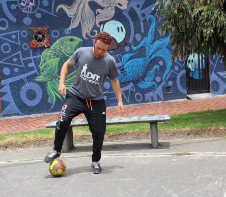El fútbol de calle, una tradición en el Rafael Uribe